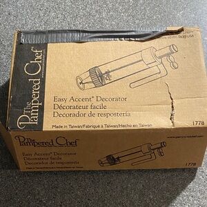 Pampered Chef Easy Accent Decorator